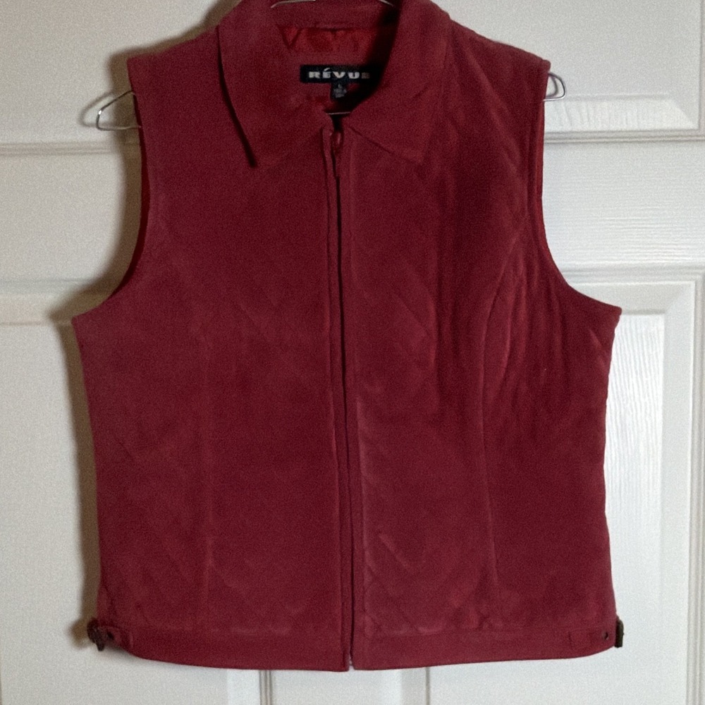 Revue Women's Size 10 Red Leather Quilted Vest Full Zip Side Buckles